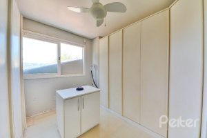 Casa à venda com 290m², 4 dormitórios, 1 suíte, no bairro Vila Nova em Porto Alegre