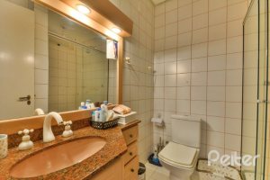 Casa à venda com 290m², 4 dormitórios, 1 suíte, no bairro Vila Nova em Porto Alegre