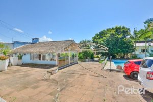 Casa à venda com 290m², 4 dormitórios, 1 suíte, no bairro Vila Nova em Porto Alegre