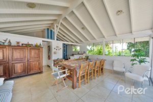 Casa à venda com 290m², 4 dormitórios, 1 suíte, no bairro Vila Nova em Porto Alegre