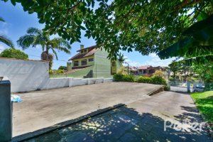 Casa à venda com 290m², 4 dormitórios, 1 suíte, no bairro Vila Nova em Porto Alegre