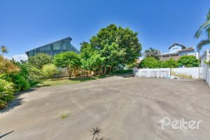 Casa à venda com 290m², 4 dormitórios, 1 suíte, no bairro Vila Nova em Porto Alegre