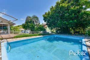 Casa à venda com 290m², 4 dormitórios, 1 suíte, no bairro Vila Nova em Porto Alegre