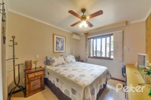 Casa à venda com 170m², 3 dormitórios, 1 suíte, 3 vagas, no bairro Tristeza em Porto Alegre