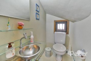 Casa à venda com 170m², 3 dormitórios, 1 suíte, 3 vagas, no bairro Tristeza em Porto Alegre