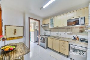 Casa à venda com 170m², 3 dormitórios, 1 suíte, 3 vagas, no bairro Tristeza em Porto Alegre