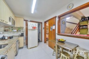 Casa à venda com 170m², 3 dormitórios, 1 suíte, 3 vagas, no bairro Tristeza em Porto Alegre