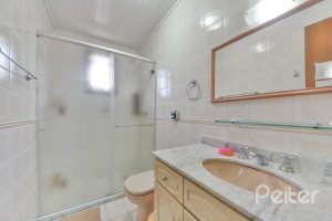 Casa à venda com 170m², 3 dormitórios, 1 suíte, 3 vagas, no bairro Tristeza em Porto Alegre