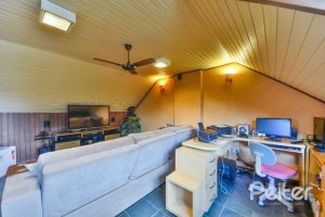 Casa à venda com 170m², 3 dormitórios, 1 suíte, 3 vagas, no bairro Tristeza em Porto Alegre