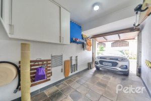 Casa à venda com 170m², 3 dormitórios, 1 suíte, 3 vagas, no bairro Tristeza em Porto Alegre