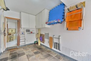 Casa à venda com 170m², 3 dormitórios, 1 suíte, 3 vagas, no bairro Tristeza em Porto Alegre