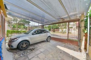 Casa à venda com 170m², 3 dormitórios, 1 suíte, 3 vagas, no bairro Tristeza em Porto Alegre