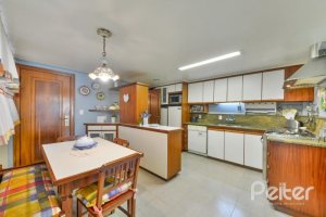 Apartamento à venda com 246m², 3 dormitórios, 1 suíte, 2 vagas, no bairro Cristal em Porto Alegre