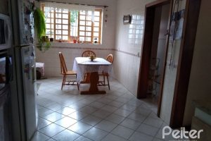 Casa à venda com 400m², 6 dormitórios, 1 suíte, 2 vagas, no bairro Tristeza em Porto Alegre