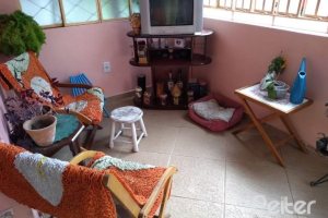 Casa à venda com 400m², 6 dormitórios, 1 suíte, 2 vagas, no bairro Tristeza em Porto Alegre