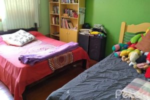 Casa à venda com 400m², 6 dormitórios, 1 suíte, 2 vagas, no bairro Tristeza em Porto Alegre