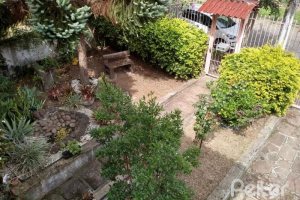 Casa à venda com 400m², 6 dormitórios, 1 suíte, 2 vagas, no bairro Tristeza em Porto Alegre