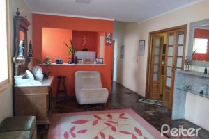 Casa à venda com 400m², 6 dormitórios, 1 suíte, 2 vagas, no bairro Tristeza em Porto Alegre