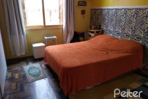 Casa à venda com 400m², 6 dormitórios, 1 suíte, 2 vagas, no bairro Tristeza em Porto Alegre