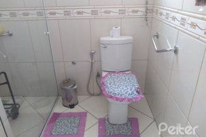 Casa à venda com 400m², 6 dormitórios, 1 suíte, 2 vagas, no bairro Tristeza em Porto Alegre