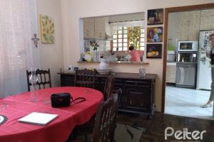 Casa à venda com 400m², 6 dormitórios, 1 suíte, 2 vagas, no bairro Tristeza em Porto Alegre