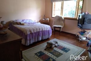 Casa à venda com 400m², 6 dormitórios, 1 suíte, 2 vagas, no bairro Tristeza em Porto Alegre