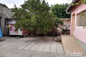 Casa à venda com 400m², 6 dormitórios, 1 suíte, 2 vagas, no bairro Tristeza em Porto Alegre