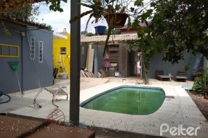 Casa à venda com 400m², 6 dormitórios, 1 suíte, 2 vagas, no bairro Tristeza em Porto Alegre