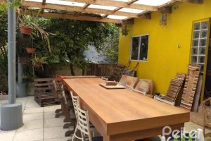 Casa à venda com 400m², 6 dormitórios, 1 suíte, 2 vagas, no bairro Tristeza em Porto Alegre