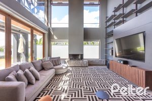 Casa em Condomínio à venda com 608m², 5 dormitórios, 5 suítes, 3 vagas, no bairro Terra Ville em PORTO ALEGRE