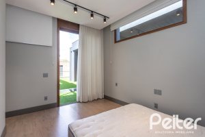 Casa em Condomínio à venda com 608m², 5 dormitórios, 5 suítes, 3 vagas, no bairro Terra Ville em PORTO ALEGRE