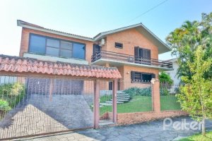 Casa à venda com 350m², 3 dormitórios, 1 suíte, 2 vagas, no bairro Vila Assunção em Porto Alegre