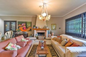 Casa à venda com 350m², 3 dormitórios, 1 suíte, 2 vagas, no bairro Vila Assunção em Porto Alegre