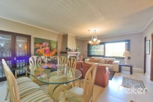 Casa à venda com 350m², 3 dormitórios, 1 suíte, 2 vagas, no bairro Vila Assunção em Porto Alegre