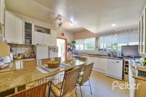 Casa à venda com 350m², 3 dormitórios, 1 suíte, 2 vagas, no bairro Vila Assunção em Porto Alegre