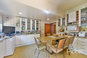 Casa à venda com 350m², 3 dormitórios, 1 suíte, 2 vagas, no bairro Vila Assunção em Porto Alegre