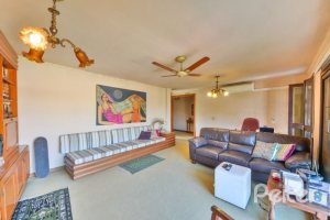 Casa à venda com 350m², 3 dormitórios, 1 suíte, 2 vagas, no bairro Vila Assunção em Porto Alegre