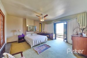 Casa à venda com 350m², 3 dormitórios, 1 suíte, 2 vagas, no bairro Vila Assunção em Porto Alegre