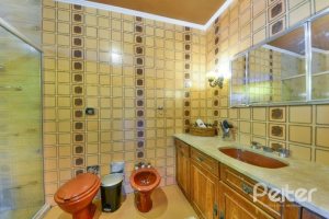 Casa à venda com 350m², 3 dormitórios, 1 suíte, 2 vagas, no bairro Vila Assunção em Porto Alegre