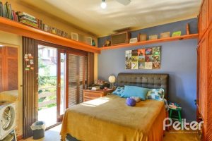 Casa à venda com 350m², 3 dormitórios, 1 suíte, 2 vagas, no bairro Vila Assunção em Porto Alegre