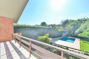 Casa à venda com 350m², 3 dormitórios, 1 suíte, 2 vagas, no bairro Vila Assunção em Porto Alegre