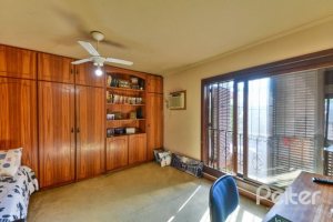 Casa à venda com 350m², 3 dormitórios, 1 suíte, 2 vagas, no bairro Vila Assunção em Porto Alegre