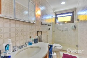 Casa à venda com 350m², 3 dormitórios, 1 suíte, 2 vagas, no bairro Vila Assunção em Porto Alegre