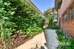 Casa à venda com 350m², 3 dormitórios, 1 suíte, 2 vagas, no bairro Vila Assunção em Porto Alegre