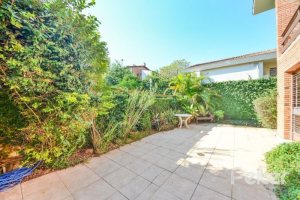 Casa à venda com 350m², 3 dormitórios, 1 suíte, 2 vagas, no bairro Vila Assunção em Porto Alegre