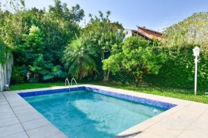 Casa à venda com 350m², 3 dormitórios, 1 suíte, 2 vagas, no bairro Vila Assunção em Porto Alegre