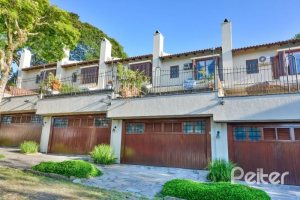 Casa em Condomínio à venda com 245m², 3 dormitórios, 1 suíte, 3 vagas, no bairro Vila Assunção em Porto Alegre