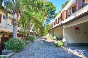 Casa em Condomínio à venda com 245m², 3 dormitórios, 1 suíte, 3 vagas, no bairro Vila Assunção em Porto Alegre