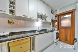 Casa em Condomínio à venda com 245m², 3 dormitórios, 1 suíte, 3 vagas, no bairro Vila Assunção em Porto Alegre