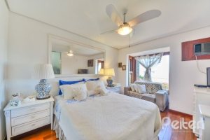 Casa em Condomínio à venda com 245m², 3 dormitórios, 1 suíte, 3 vagas, no bairro Vila Assunção em Porto Alegre